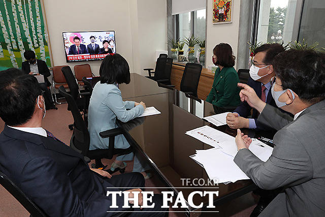 권성동 국민의힘 원내대표 (오른쪽)와 법사위원들이 긴급 기자간담회에 앞서 윤석열 당선인의 2차 내각 인선 발표를 시청하고 있다. /국회=남윤호 기자