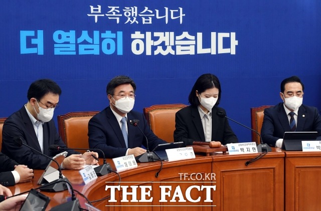 더불어민주당 비상대책위원회는 6·1 지방선거 전략 선거구 지정과 관련해 광역단체장에는 서울 한 곳을 전략 선거구로 선정하고 기초단체장에는 강원 강릉, 강원 춘천, 대전 서구를 전략 선거구로 지정한다고 밝혔다. /국회=이선화 기자