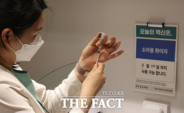3월31일 오전 서울 강서구 미즈메디병원에서 간호사가 백신 접종을 준비하고 있다. /사진공동취재단