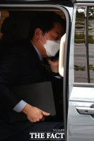  통화하는 안철수 위원장 [포토]