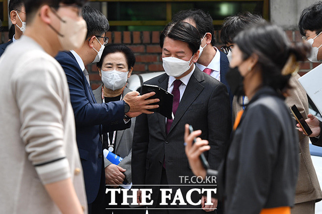 안철수 인수위원장이 14일 일정을 취소하면서 다양한 해석을 낳고 있다. /인수위사진기자단