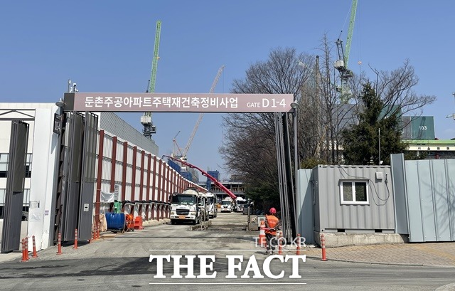 공사비 문제로 갈등을 겪는 둔촌주공 아파트 재건축 사업이 내일(15일) 전면 중단을 앞두고 있다. /이민주 기자