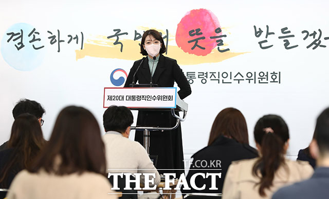 배현진 대통령 당선인 대변인이 14일 오전 서울 종로구 통의동 대통령직인수위원회 브리핑룸에서 일일 브리핑을 하고 있다. /인수위사진기자단