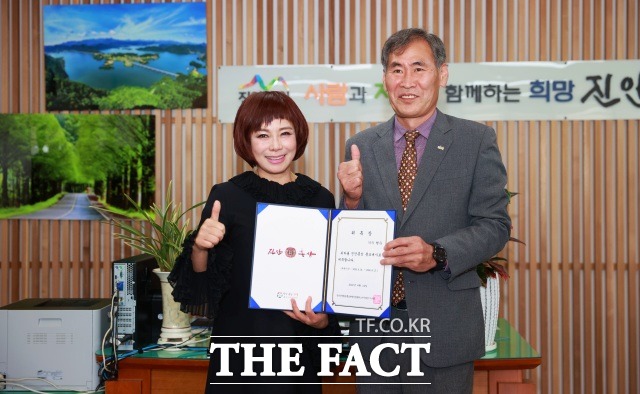 진안군은 14일 진안홍삼 홍보대사로 가수 현숙을 위촉하고 2년간 진안홍삼을 널리 알리는 홍보대사로 활동하게 됐다고 밝혔다. /진안군 제공