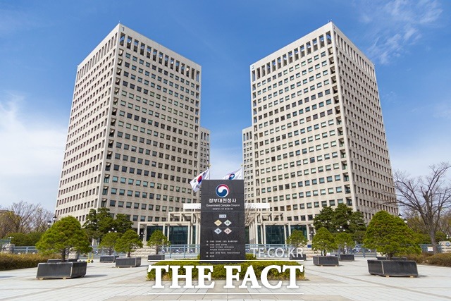 관세청과 산림청이 4월부터 연말까지 수입 목재 제품에 대해 안전성 협업 검사를 실시한다. / 정부대전청사