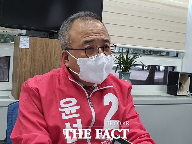 국민의힘 소속 윤선기 전 자유한국당 대전시당 부위원장이 14일 대전시의회에서 기자회견을 열고 중구청장 출마를 선언하고 있다. / 대전 = 김성서 기자