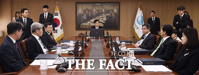 한국은행 금융통화위원회는 14일 금통위 의장 직무 대행위원인 주상영 위원 주재하에 정기회의를 열고 기준금리를 0.25%포인트 인상했다. /더팩트 DB