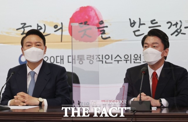 윤석열 대통령 당선인과 안철수 대통령직인수위원장의 공동정부가 내각 인사를 기점으로 기로에 섰다는 해석이 나온다. 윤 당선인은은 14일 안 위원장과의 문제에 대해 본인이 불쾌해하는 것은 전혀 없는 거로 안다고 말했다. 지난달 18일 윤 당선인 첫 전체회의에 참석한 안 위원장. /국회사진취재단