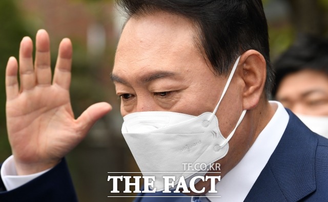 윤석열 대통령 당선인이 14일 서울 종로구 통의동 인수위원회 기자회견장에서 새 정부 내각 인선에 대해 아무 문제가 없다고 말했다. /인수위사진기자단