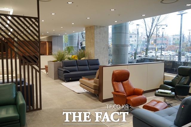 AK플라자가 평택점에 백화점 최대 규모 소파 전문 매장 다우닝 평택 라운지를 오픈한다. /AK플라자 제공