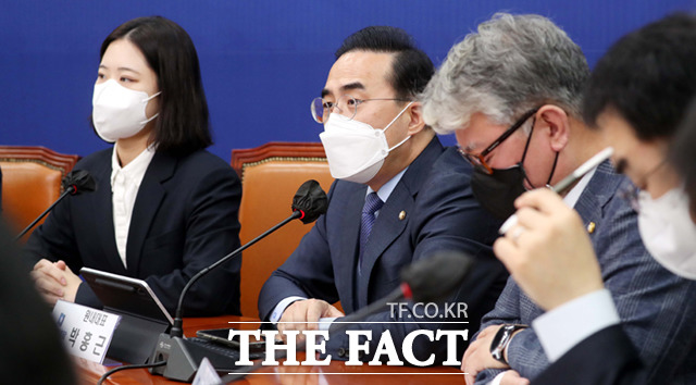 박홍근 더불어민주당 원내대표(가운데)가 15일 국회에서 열린 더불어민주당 비상대책회의에서 발언하고있다./임세준 기자