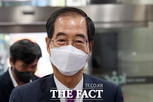 여야가 한덕수 국무총리 후보자 인사청문회 일정을 오는 25~26일로 합의했다. 13일 국회 인사청문회 준비단 사무실에 출근하며 취재진 질문에 답하고 있는 한 후보자. /남용희 기자