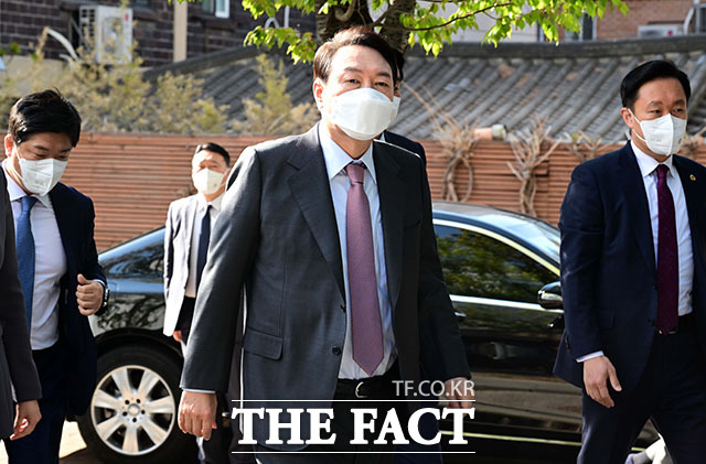 인수위 집무실로 출근하는 윤석열 당선인의 모습.