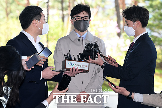 한동훈 법무부 장관 후보자가 15일 오전 후보자 사무실이 마련된 서울 서초구 서울고등검찰청 청사로 출근하며 취재진의 질문에 답하고 있다. /남용희 기자