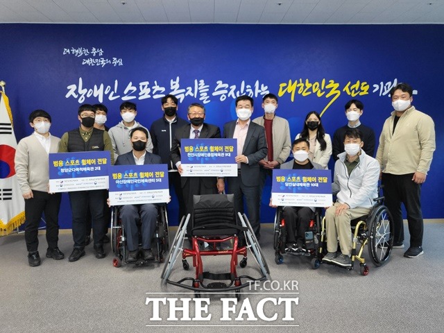 충청남도장애인체육회는 지난 14일 다목적 장애인 스포츠용 휠체어 전달식을 가졌다. / 충남장애인체육회 제공
