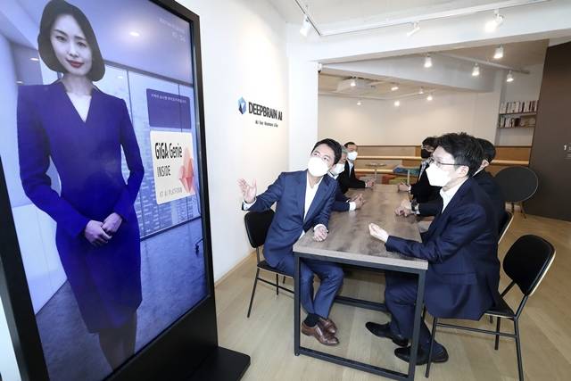 최준기 KT AI·빅데이터사업본부장(오른쪽)이 서울 강남 딥브레인AI 사옥에서 장세영 대표이사에게 AI휴먼에 대한 설명을 듣고 있다. /KT 제공