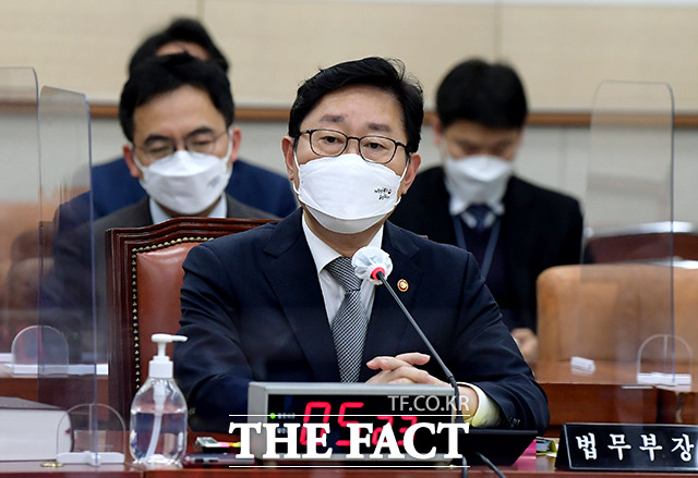 박범계 법무부 장관이 14일 오후 서울 여의도 국회에서 열린 법제사법위원회 전체회의에서 의원들의 현안 질의에 답하고 있다. /이선화 기자