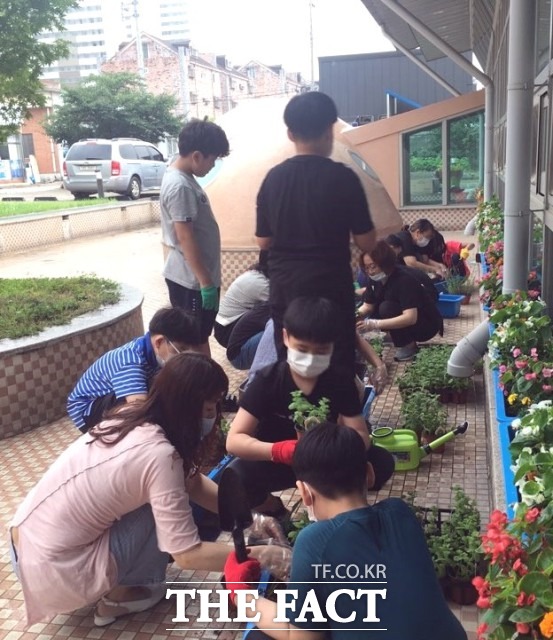 도서관 관계자는 “미술과 음악 분야의 특화프로그램을 통해 지역주민들이 힐링과 치유의 시간을 갖길 바란다”며 “앞으로도 지역의 특성에 맞는 다양한 프로그램 운영을 통해 문화 향유의 기회를 제공할 수 있도록 노력하겠다”고 말했다. / 정읍시 제공