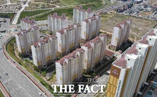 (주)부영주택이 웅천부영아파트 2,3차의 ‘하자보수 이행계획서’를 제출하고 여수시가 철저한 행정지도를 할 방침인 가운데 부영과 입주간의 하자와 분양가 문제를 들러싼 갈등이 어느정도 해소될 수 있을지 주목되고 있다. /여수시 제공