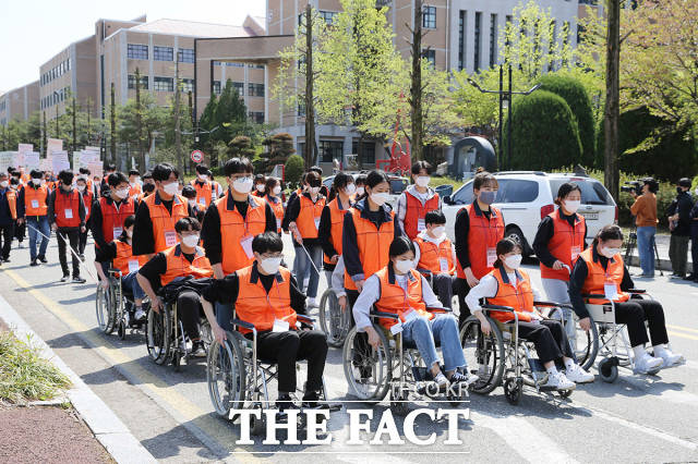 15일 오후 목원대 교정에서 사회복지학과 학생들이 휠체어 등을 타고 장애체험 가두행진을 벌이고 있다. / 목원대 제공