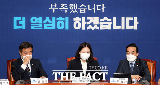 발언하는 박지현 더불어민주당 공동비상대책위원장(가운데)