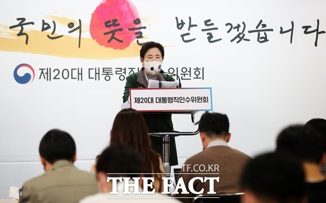 신용현 대통령직인수위원회 대변인이 15일 오후 서울 종로구 통의동 인수위 공동기자회견장에서 정례 브리핑을 하고 있다. /인수위사진기자단