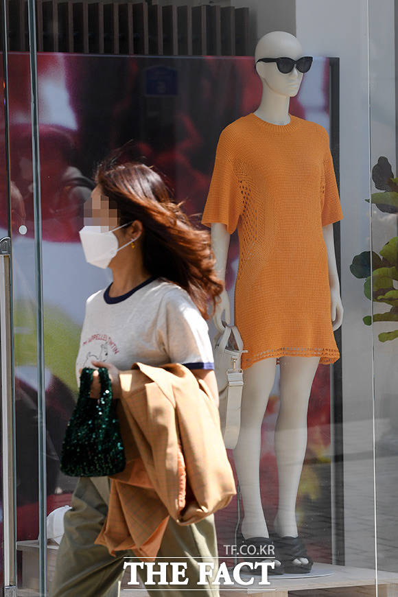 서울 낮 한때 기온이 18도를 기록하며 포근한 날씨를 보인 15일 오후 서울 중구 명동 상점에 여름 옷이 진열돼 있다. /남용희 기자
