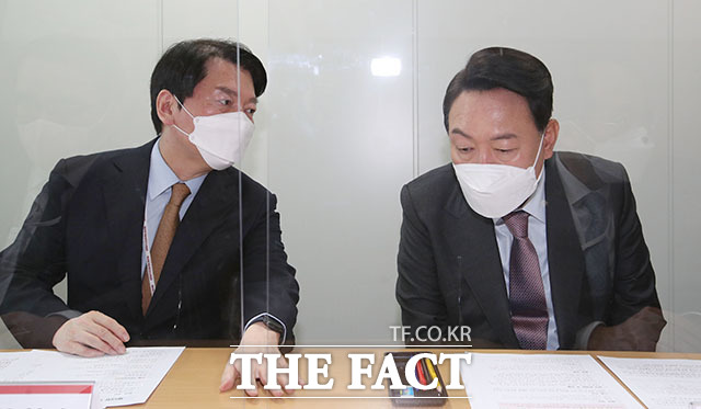15일 오전 9시 서울 종로구 통의동 대통령직인수위원회 회의실에서 열린 간사단 회의에 윤석열 당선인(오른쪽)과 안철수 인수위원장이 참석해 대화하고 있다. /인수위사진기자단
