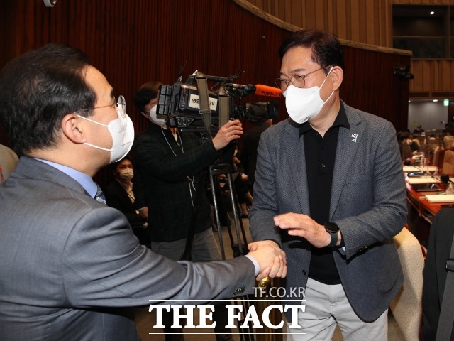 송영길 전 더불어민주당 대표(오른쪽)는 15일 서울시장 전략공천은 항복 선언이라고 반발했다. 31일 정책의원총회에서 박홍근 더불어민주당 신임 원내대표와 인사하는 송 전 대표. /이선화 기자