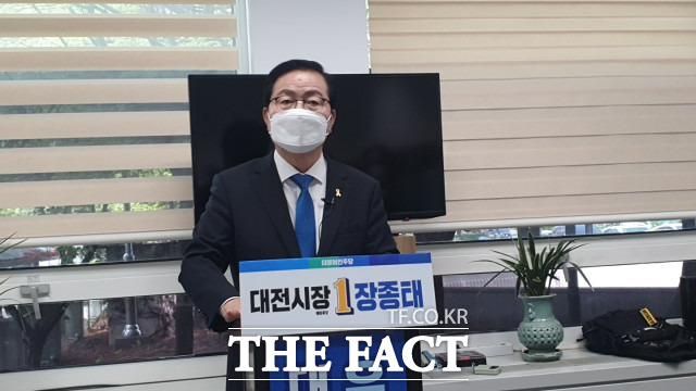 장종태 더불어 민주당 대전시장 예비후보가 15일 대전시의회 기자실에서 경선에 임하는 각오를 밝히고 있다. / 대전=최영규 기자