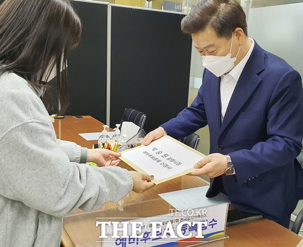 박승원 광명시장 예비후보 등록을 마치고 재선 도전을 공식 선언했다,/박승원 광명시장예비후보사무소 제공