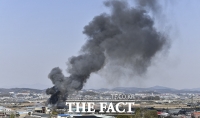  김포시 양촌읍 폐자재 재활용 공장서 화재... 2개동 전소 [TF사진관]