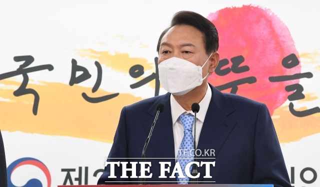 윤석열 대통령 당선인이 정호영 보건복지부 장관 후보자의 아빠 찬스 의혹에 대해 부정의 팩트가 확실히 있어야 하지 않나라고 말했다고 배현진 당선인 대변인이 17일 전했다. /인수위사진기자단