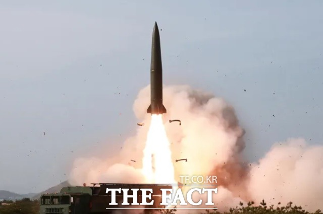 북한판 이스칸데르 단거리 지대지 전술탄도미사일로 통하는 KN-23이 2019년 5월 발사되고 있다./노동신문