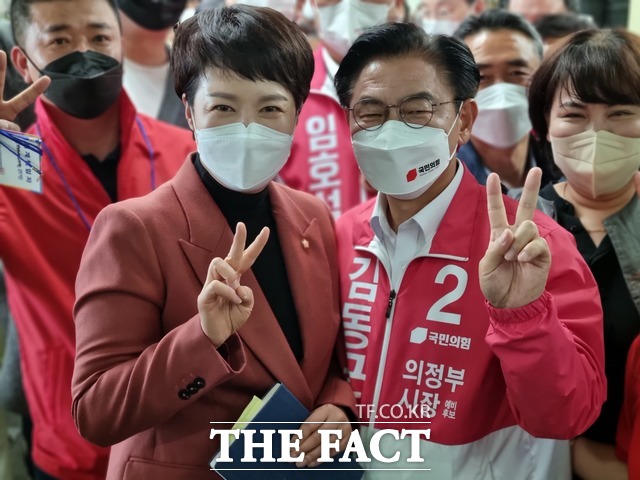 김은혜 경기지사 예비후보가 17일 경기 의정부시 제일시장에서 김동근 의정부시장 예비후보 등 당원들과 만나 간담회를 갖고 의정부시를 비롯한 경기북부지역 발전을 위한 방향을 제시했다. /김동근 예비후보 사무실 제공