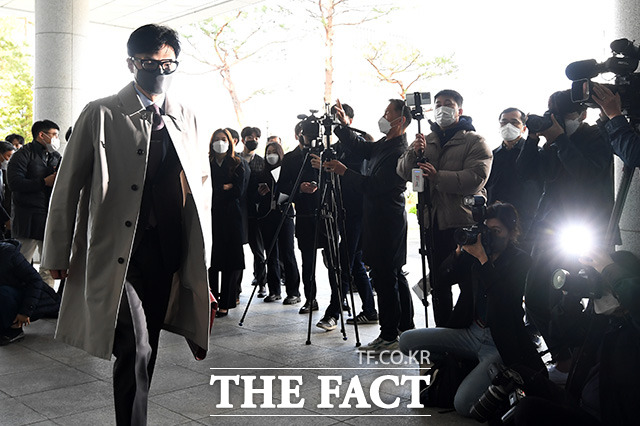 한동훈 법무부 장관 후보자가 15일 오전 후보자 사무실이 마련된 서울 서초구 서울고등검찰청 청사로 출근하며 취재진의 질문에 답하고 있다./남용희 기자