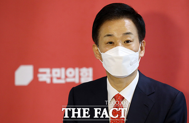 국민의힘 대구시장 경선에서 김재원 예비후보와 유영하 예비후보 간 단일화가 급물살을 타게 됐다. 유 예비후보가 8일 오후 서울 여의도 국회에서 열린 국민의힘 제8회 전국동시지방선거 광역단체장 공천신청자 면접을 마치고 취재진 질문에 답하고 있다. /이선화 기자