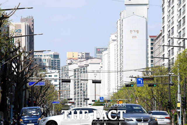 18일 김회재 더불어민주당 의원이 공개한 자료에 따르면 지난달 10일부터 지난 12일까지 거래된 강남·서초구 아파트 59건 중 29건이 상승 거래됐다. /임세준 기자
