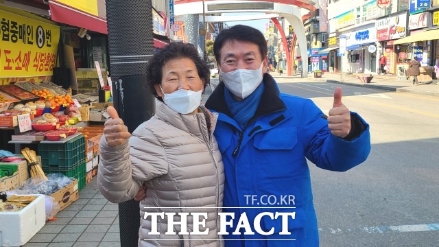 김민영 예비후보는 “이름난 식당들이 수많은 관광객을 유도하고 있다”며 “정읍의 깨끗한 환경에서 생산된 나물 등은 한마디로 보약과도 같은 음식으로, 건강밥상을 전 국민과 함께 즐길 수 있도록 만들어 가겠다”고 약속했다. / 김민영 예비후보 사무실 제공