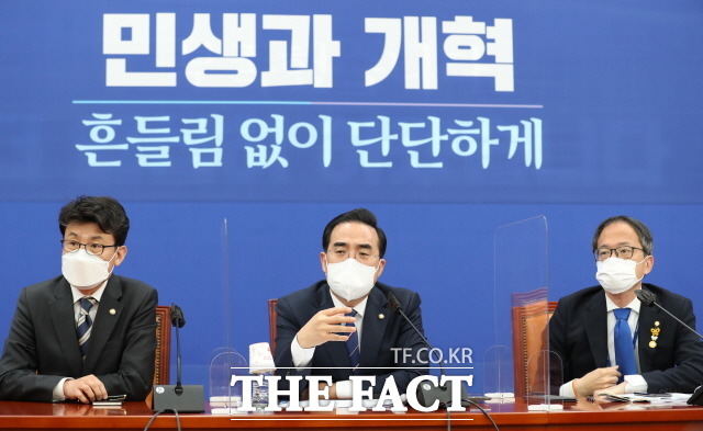 박홍근 더불어민주당 원내대표가 18일 기자간담회를 통해 이번주에 검수완박 법안 심사에 착수하겠다고 밝혔다. 이날 현안 기자간담회에서 기자들의 질문에 답하고 있는 박 원내대표(가운데). /국회사진취재단