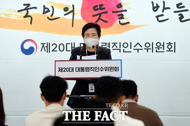 신용현 대통령직인수위원회 대변인이 18일 서울 종로구 통의동 인수위 공동기자회견장에서 정례 브리핑을 하고 있다. /인수위사진기자단
