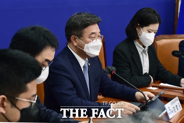 윤 위원장은 이날 회의에서 윤 당선인은 검찰총장 당시 조국 후보자 인사청문회가 열리기도 전에 지금의 한동훈 후보자를 통해 동시다발 압수수색을 벌인 일이 있다며 소녀 일기장까지 압수하던 잔혹하고 무자비한 공정의 잣대는 어디로 사라졌는지 모르겠다고 말했다. /이선화 기자