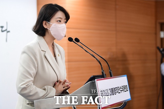 배현진 대통령 당선인 대변인이 18일 오전 서울 종로구 통의동 인수위원회 공동 기자회견장에서 일일 브리핑을 하고 있다. /인수위사진기자단