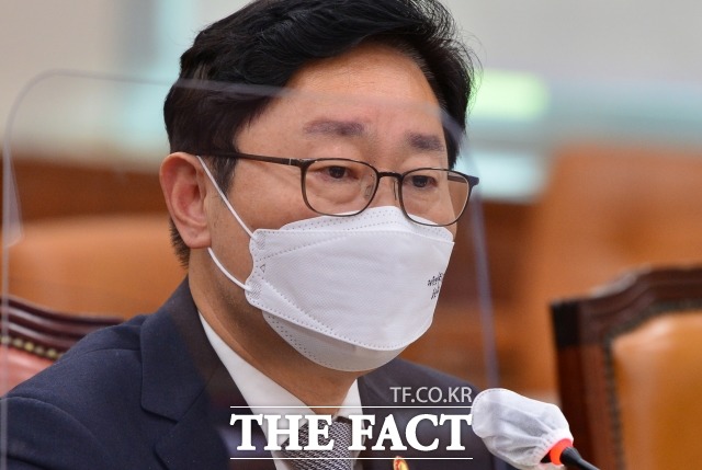 박범계 법무부 장관이 14일 서울 여의도 국회에서 열린 법제사법위원회에서 의원들의 질의에 답하고 있다. /국회=이선화 기자