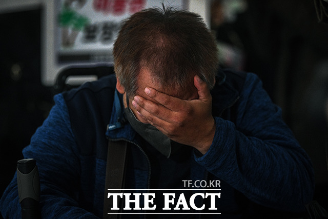 지난달 31일 오전 서울 종로구 경복궁역에서 열린 제2차 삭발 투쟁 결의식에 참석해 눈물을 보이고 있는 한 장애인.