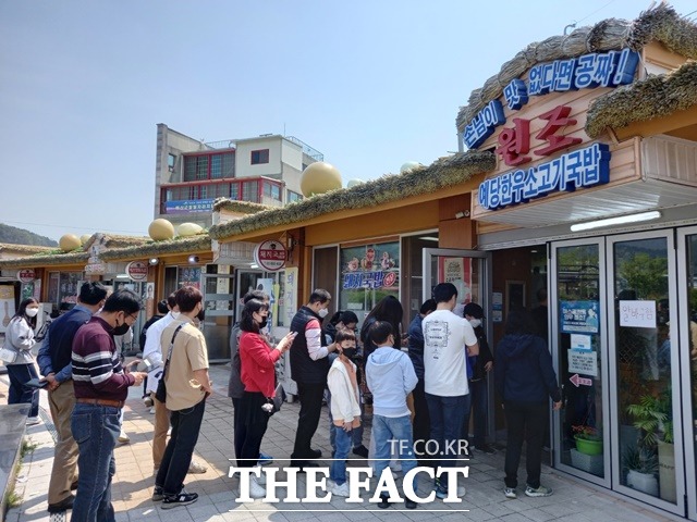 예산시장 백종원국밥거리의 한 국밥집 앞에 손님들이 줄을 선 모습./ 예산군 제공