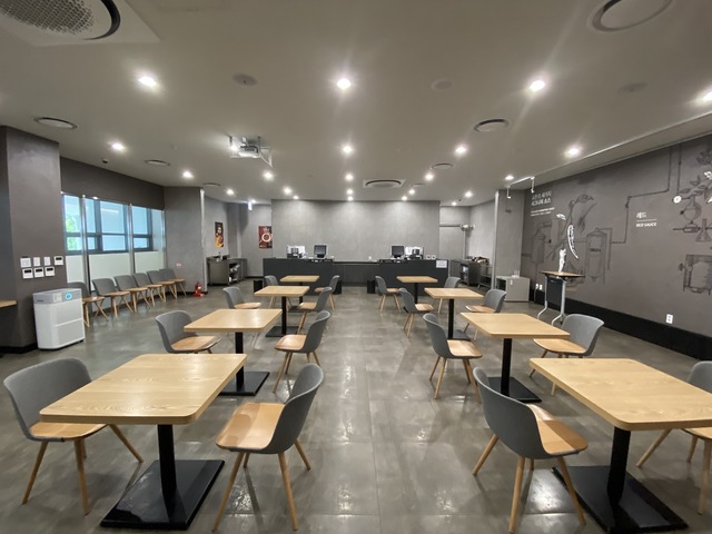 교촌에프앤비가 신규 가맹점주를 위한 신규 가맹점 사업자 교육을 리뉴얼했다. 사진은 교촌에프앤비 교육 R&D센터 정구관 내 시뮬레이션 교육장. /교촌에프앤비 제공