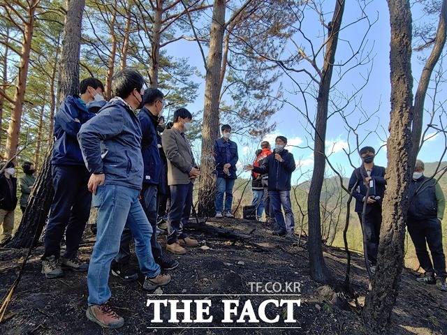울진­·삼척 산불 피해지 산림 생태계 보전을 위한 첫 회의에서 참석자들이 산림유전자원보호구역을 둘러보고 있다. / 산림청 제공