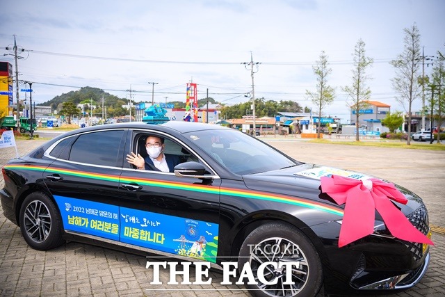 스마트택시를 시승하고 있는 장충남 남해군수/남해군 제공