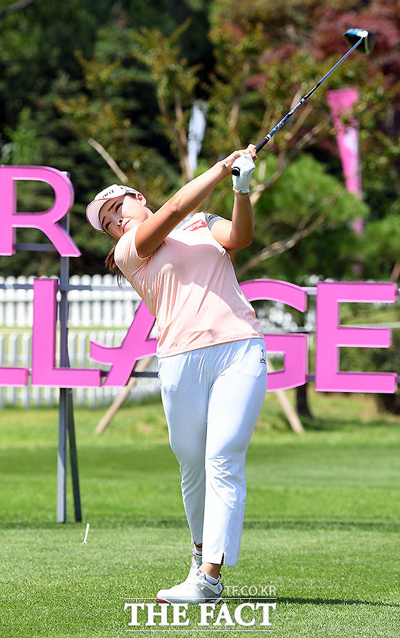 KLPGA ‘넥센∙세인트나인 마스터즈 2022’ 1라운드에서 국내 골프팬들은 유해란과 장하나 하민송의 언더파 가능성을 차례로 높게 내다봤다. 사진은 장하나의 힌찬 스윙./더팩트 DB